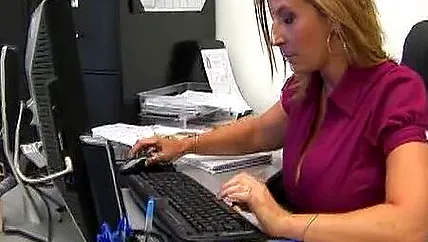 Большой член черного парня будет сосать белая шлюшка грудастая