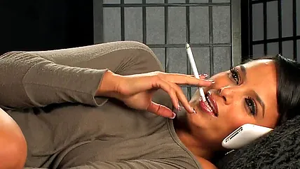 Красивая курильщица занимается сексом по телефону