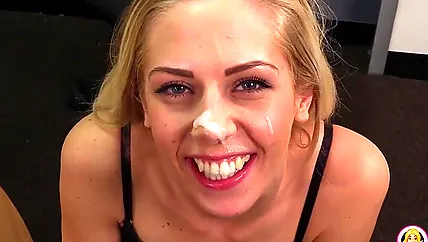 Девушка сосет маленький член и трахается в ротик с мужиком зрелым