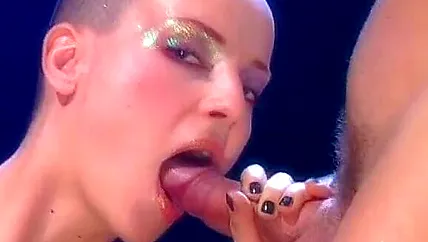 Порно анал с бритоголовой шлюшкой, которая кончает от секса в зад