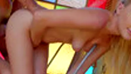 Погладил попку, дал пососать член и начал трахать в киску глубоко