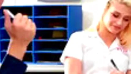 Киску и рот симпатичной шлюшки насаживают на большой хуй