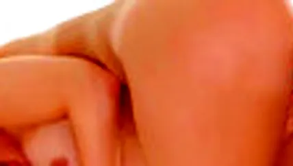 У мужика будет порно с горничной и он кончает много спермы на неё