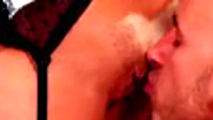 Грудастая телка кончает от секса в задницу, когда тип ебет жопу