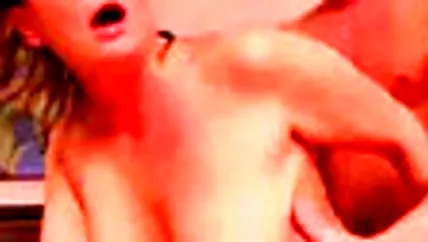 Вышла из душа и кинулась на молодого сосать хуй и прыгать на нем