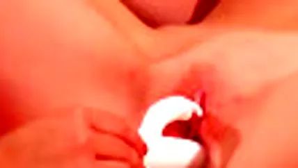 От бритых кисок течет во время лесбийского массажа с двумя бабами