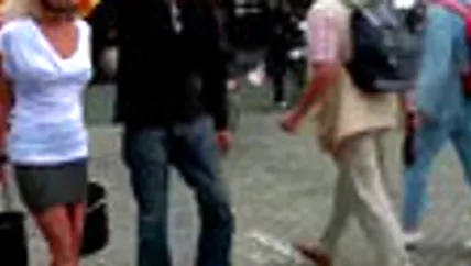 Публичное БДСМ порево и шалости со смелой блондинистой телкой