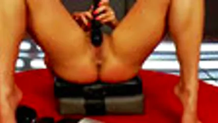 Разные устройства доводят до оргазма молодую и озабоченную