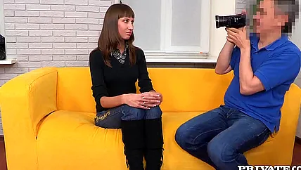 Стесняется, но сосет хуй и занимается сексом на камеру в кастинге