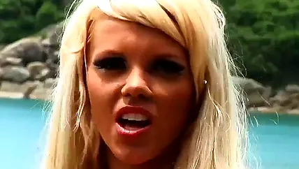 Горячая красотка из России позирует голыми сиськами на пляже