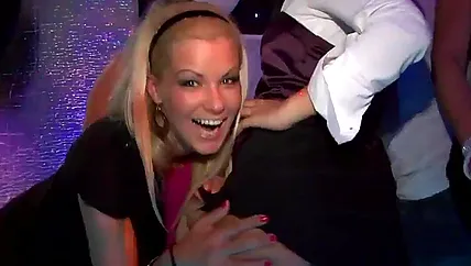 В ночном клубе порхоть и шлюхи, а некоторые лижут киску бабам