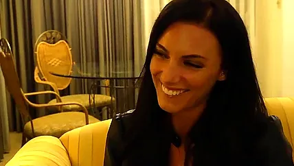 Большой член проникает в киску и в ротки телке, которая сосет его