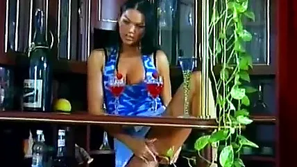 Типок знает, где искать годную пизду на вечер, ретро порно в баре