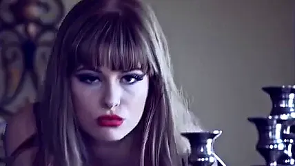 Вместо обеда порно на столе огромном и длинном с голой чиксой