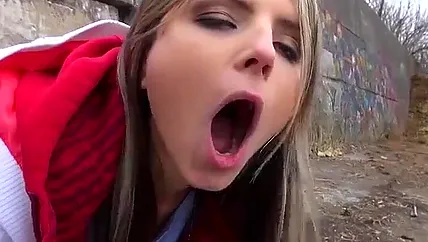 Увел бабу под мост, а там русская сосет ему хуй и трахается