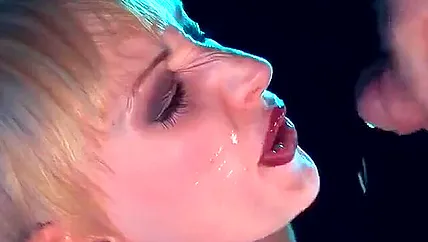 У мужика сложная задача в БДСМ порно видео удовлетворить телочек