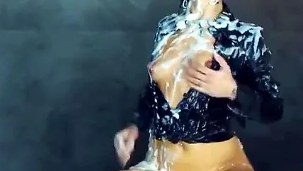 Вся одежда красотки пропиталась спермой ебаря после камшота