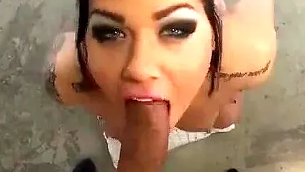 Смуглая красотка с татухами добывает сперму из супер члена