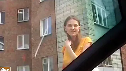 Русская телка с большими дойками трахается с мужиком в автомобиле