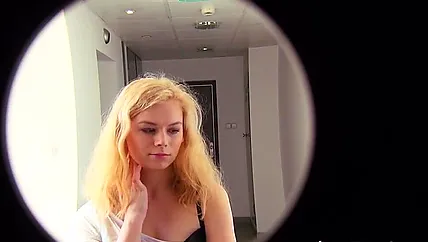 Баба на массаже у азиата делает отсос самцу и трахается