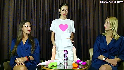 Русские подруги расстегнули халаты и стали надрачивать писи