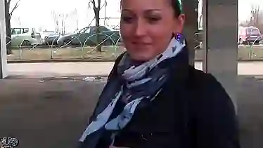 Питерская блядь повелась на бабки и отсосала сразу двум пикаперам