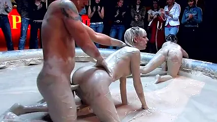 Публичное порно на арене с мужиком и возбужденными сучками