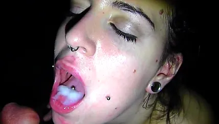 Панкс шалава отсасывает много членов и глотает сперму после соски