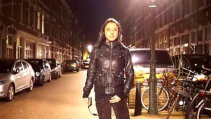 Села на секс машину и получает глубокий оргазм от секса в писю