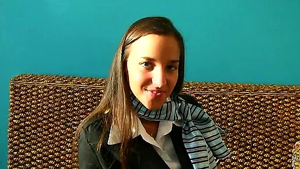 Парни дрочат киску смазливой бляди и сучка кончает на камеру