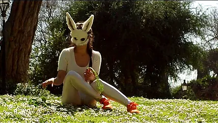 Горячая брюнетка любит демонстрировать красивый секс во время траха