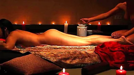 Молодые лесби подруги развлекаются на столе и трутся телами