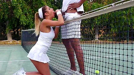 Негр засмотрелся на попку и через минуту началось порно с негром.