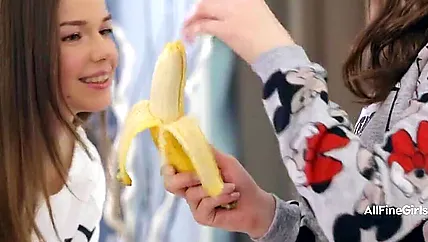 Симпатичные студентки вылизывают писи и дрочат вагины пальцами