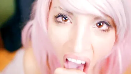 Парень с камерой дал в рот телочке с розовыми волосами и кончил