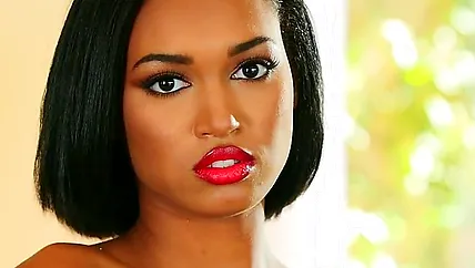 Красивая негритянка раздевается. Порно видео с Noel Monique