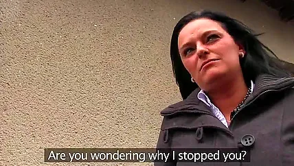 Темноволосая женщина сосет хуй за деньги и ебется с мужиком