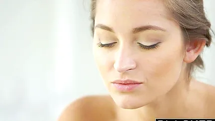 Настоящая красавица с волосатой писей ебется с темнокожим парнем