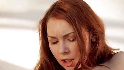 Нежная рыжеволосая студентка любит дрочить и получать оргазмы