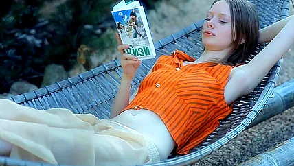 Русская худая красотка кончает от дрочки на свежем воздухе