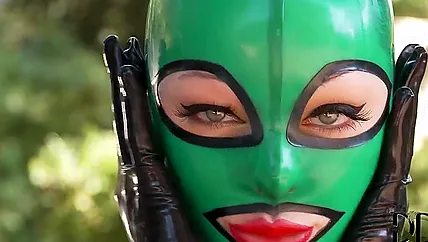 Красотка в кожаном шлеме и перчатках кончила на свежем воздухе