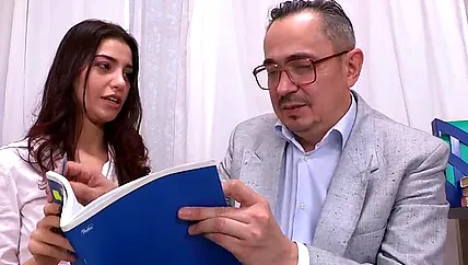 Для сдачи экзамена русской телке пришлось сосать хуй и ебаться