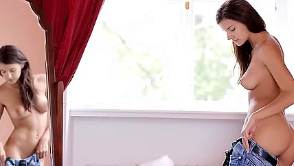 Молодая нимфоманка нежно стонет когда кончает от дрочки пальцами