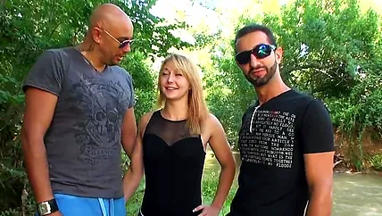 Чуваки ебли подругу на улице и продолжили трахать дома