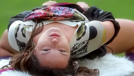 Мастурбация на свежем воздухе с оргазмом студентки в кедах