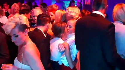 Не дотерпел до брачной ночи и трахает жену прямо на свадьбе