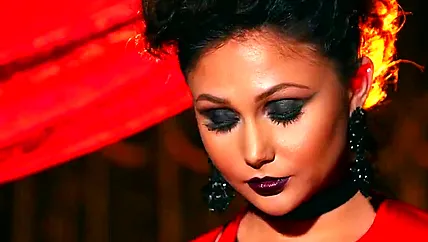 Сексуальная гейша Ariana Marie кончает во время мастурбации