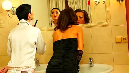 Парень с большим хером трахнул и обоссал двух нимфоманок