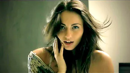 Красивый оргазм великолепной брюнетки после позирования на публику