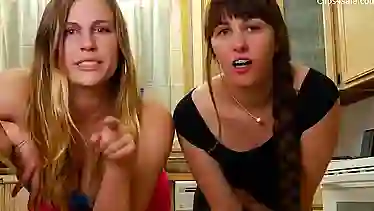 Сучки сексуально едят бананы, а затем кривляются перед веб камерой